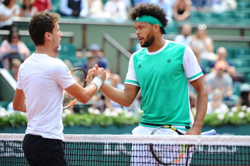 ▲Jo-Wilfried Tsonga（右）爆冷遭Renzo Olivo（左）淘汰。（圖／美聯社／達志影像）