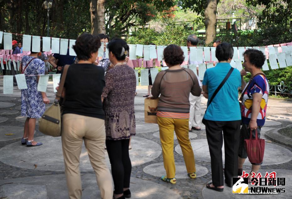 廈門公園現「相親角」，父母用心為子女找對象。