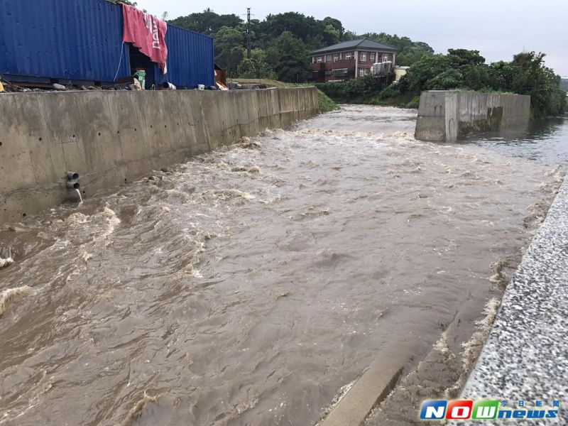 ▲大溪區街口溪護岸加高及截流工程，今發生工人因暴漲溪水一度受困工區事故。（圖／桃園市政府提供,2017.5.5）