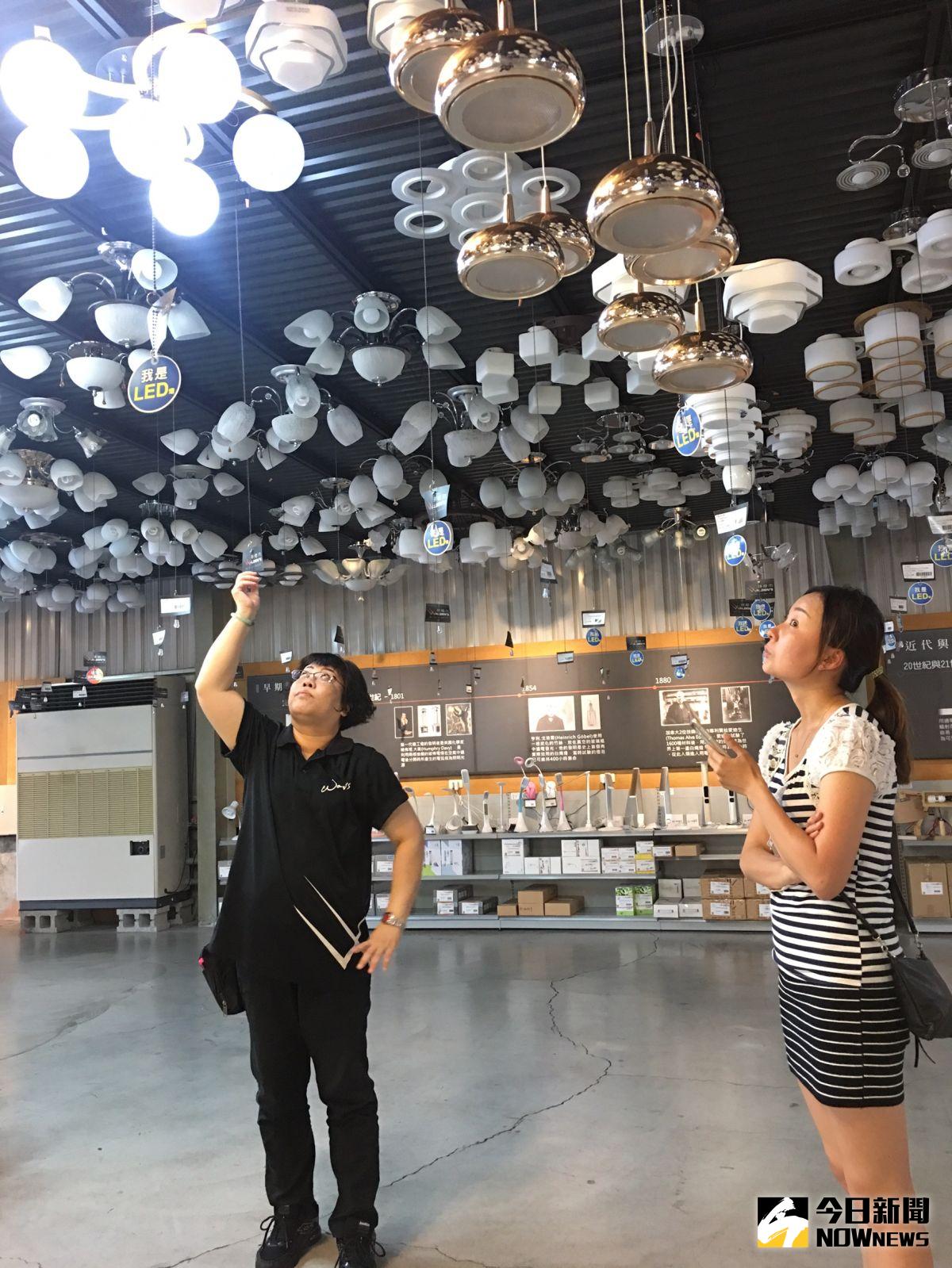 ▲業者表示，原本生產大眾商品化的燈飾，在累積豐富的設計和生產技術經驗後，決定自創品牌。（圖／記者宋德威攝，2017.5.12）