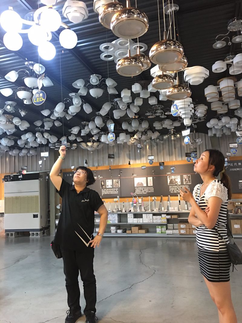 ▲業者表示，原本生產大眾商品化的燈飾，在累積豐富的設計和生產技術經驗後，決定自創品牌。（圖／記者宋德威攝，2017.5.12）