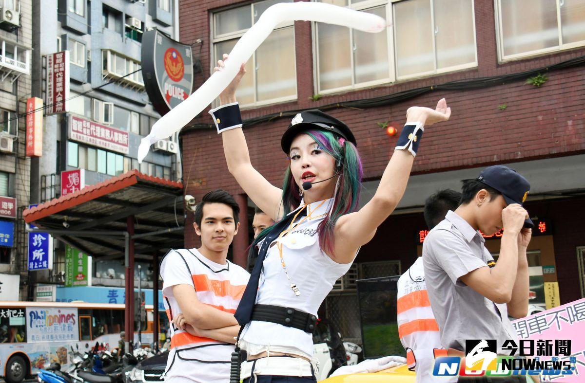 ▲「法拉利姐」張婷婷在端午節前夕化身白蛇勁歌熱舞，宣傳新歌《5151妖妖酒》。（圖／記者林調遜攝，2017.5.26）