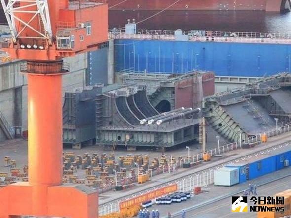 大連造船廠一輯新照片中，在已抽乾的船塢裡出現的疑似新航母的元件。