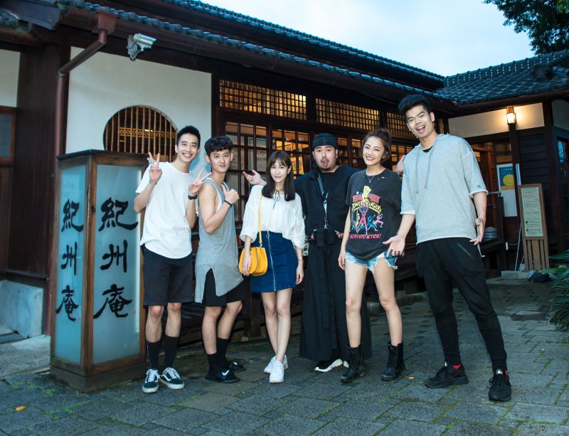 ▲阿達（左四）新歌MV邀請多位好友入鏡。（圖／環球提供，2017.05.04）