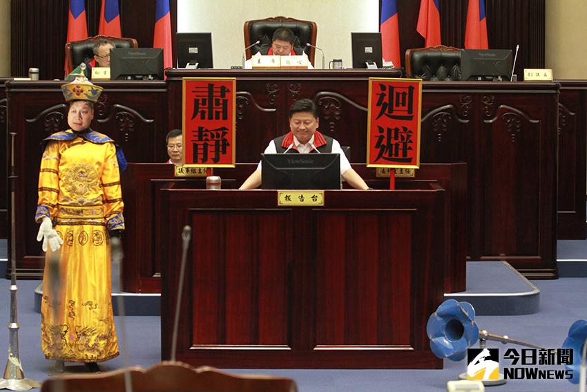 ▲花蓮縣長傅崐萁面對多位議員連番砲轟始終面帶笑容。（圖／記者鄭志宏攝,2017.05.11）