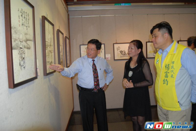 ▲彰化市長邱建富欣賞黃秀惠的精彩畫作。（圖／記者陳雅芳攝，2017.5.29）
