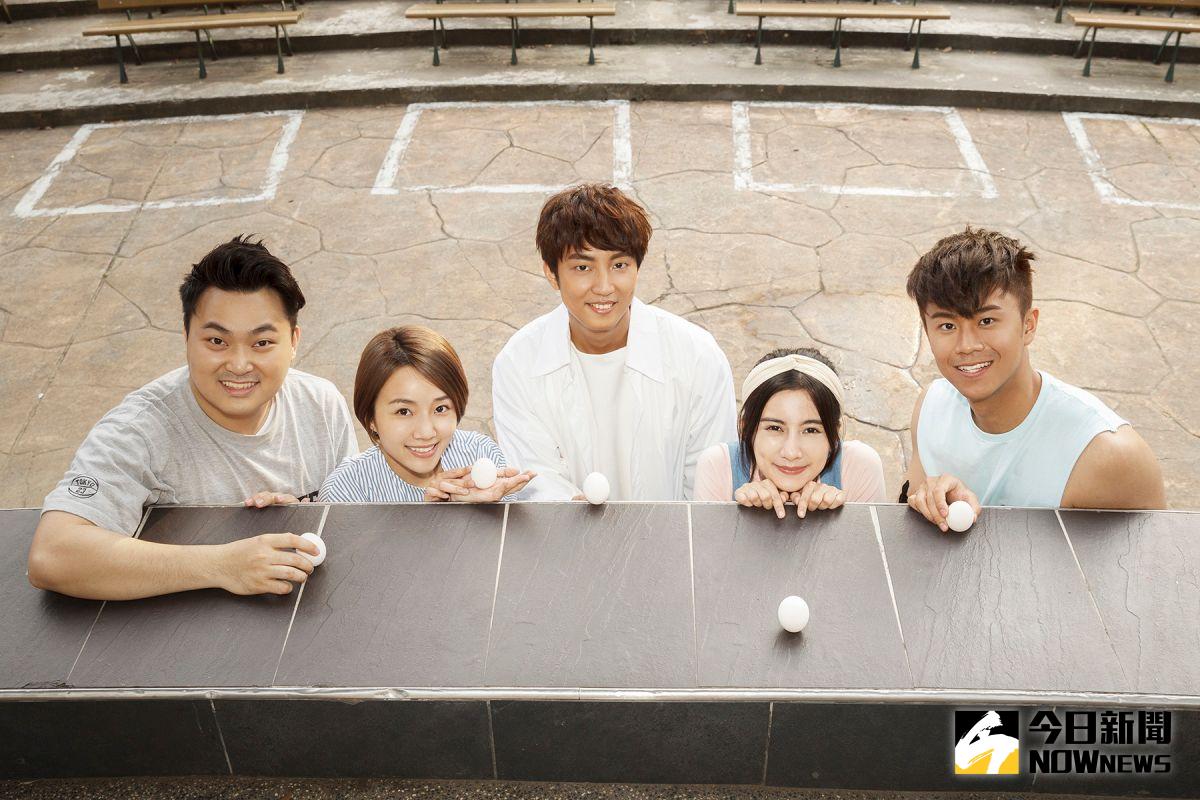 ▲車志立（左起）、許惟晨、許書豪、吳以悠、廖柏雅一時興起玩立蛋。（圖／翻攝自網路）