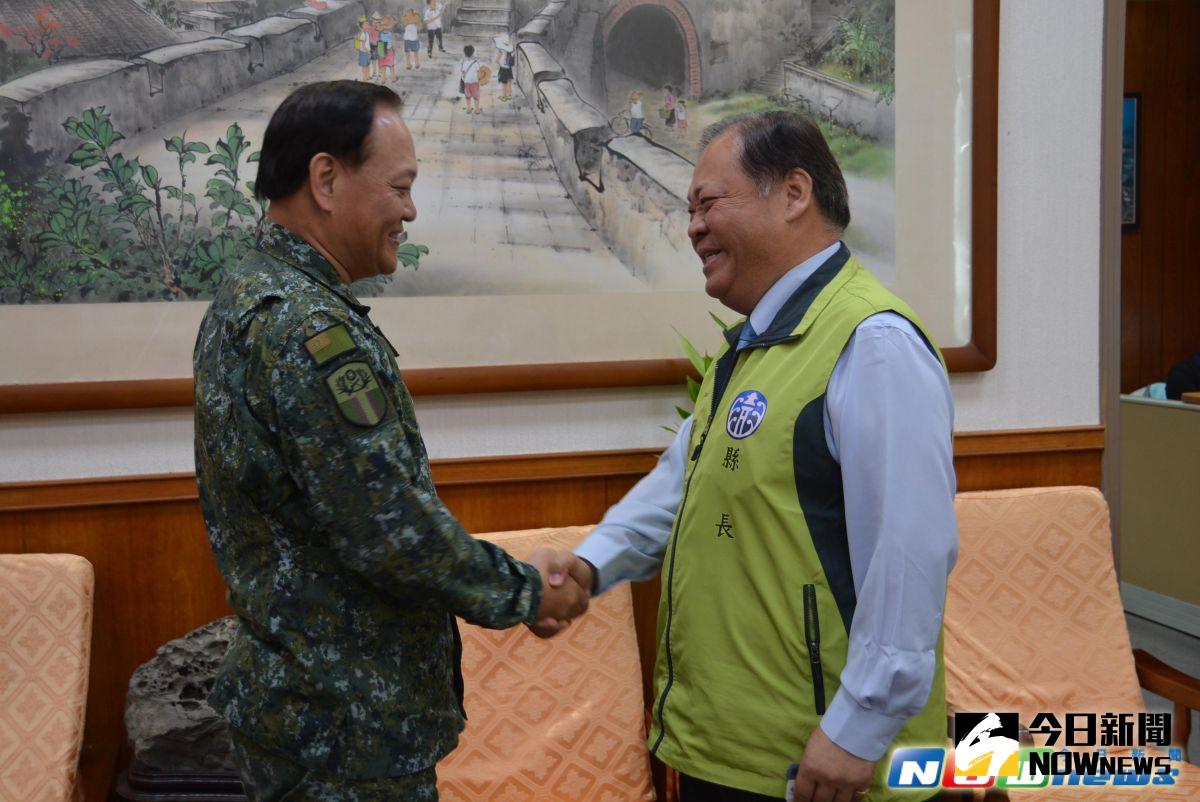 ▲陸軍司令部副司令季連成中將，今(5)日也來到澎湖，並於上午特地前往縣府拜會縣長陳光復。（圖／澎湖縣政府提供）