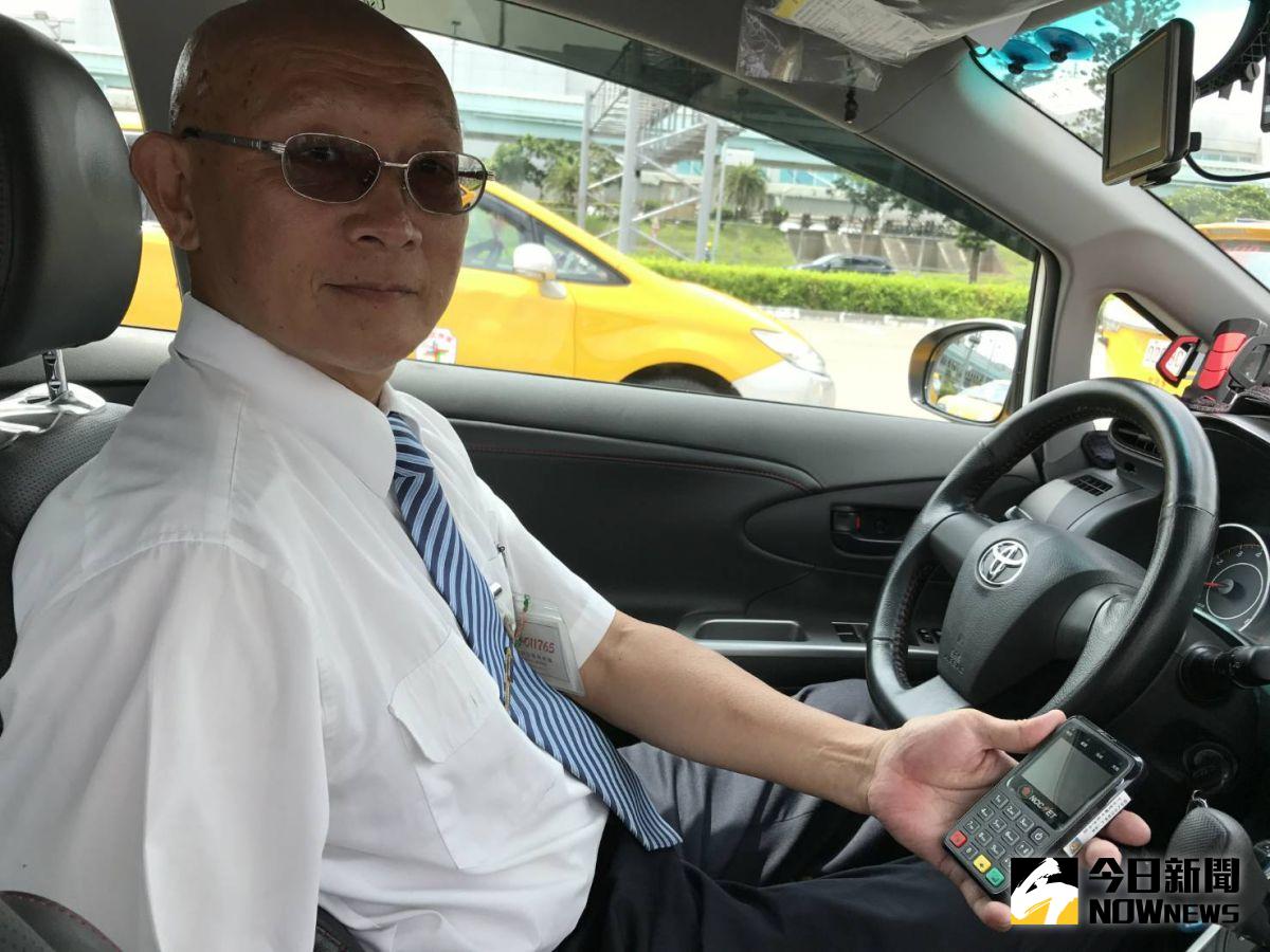 ▲桃園機場排班計程車服務再升級，即日起提供旅客乘車刷卡服務。（圖／桃機公司提供）