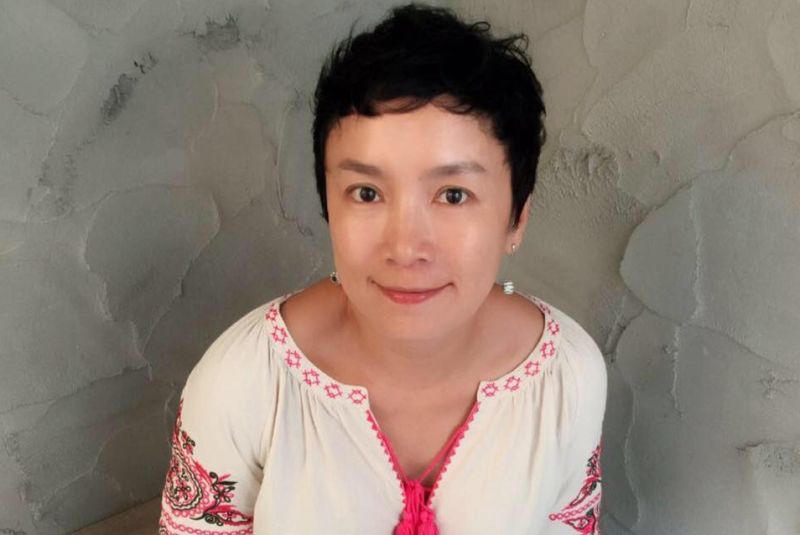 ▲謝麗金在出國前一天去打醫美，結果機場過海關時因為臉太腫無法使用「自動通關」，讓她笑說「腫到自己認不出來。」（圖／謝麗金 臉書）