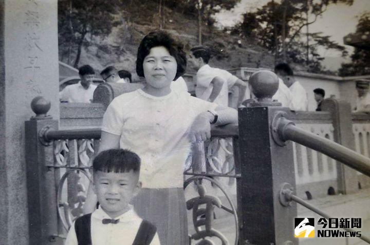 ▲14日就是母親節，台北市長柯文哲在臉書上貼出小時候與柯媽的合照。（圖／取自柯文哲臉書）