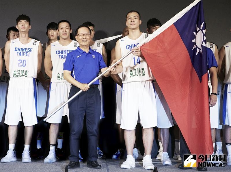 ▲中華男籃舉行授旗儀式、由隊長蔡文誠接下國旗。（圖／NIKE提供）