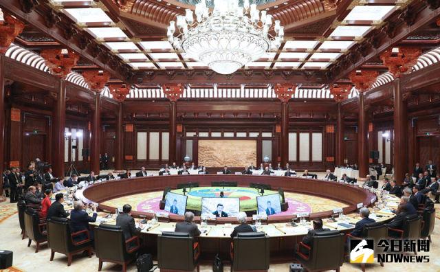 5月15日，「一帶一路」國際合作高峰論壇在北京雁棲湖國際會議中心舉行圓桌峰會，國家主席習近平主持會議並致詞。