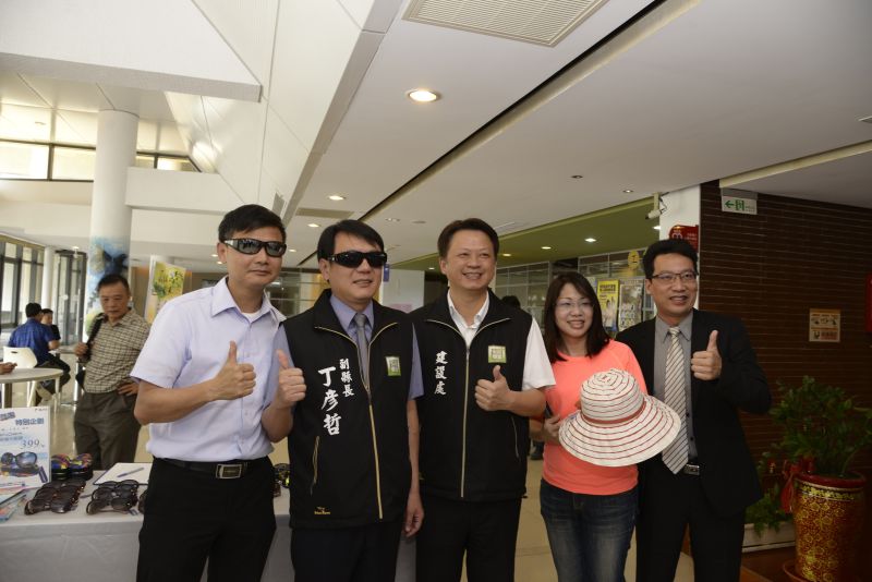 ▲丁副縣長參觀地方型SBIR廠商產品。（圖／記者蘇榮泉翻攝，2017.05.26）