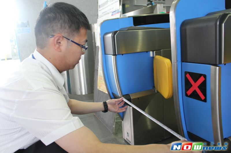▲員林火車站驗票閘門，屬開合式活板驗票閘門，一名年約20歲高約170公分的男子跨越驗票閘門逃票，站務人員希望他不要為了逃票重蹈覆轍。（圖／記者陳雅芳攝，2017.6.8）
