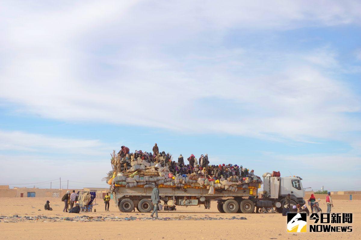 ▲每周數以千計的移民擠滿卡車，橫越撒哈拉沙漠只求一個好的生活。（圖／達志影像／美聯社）