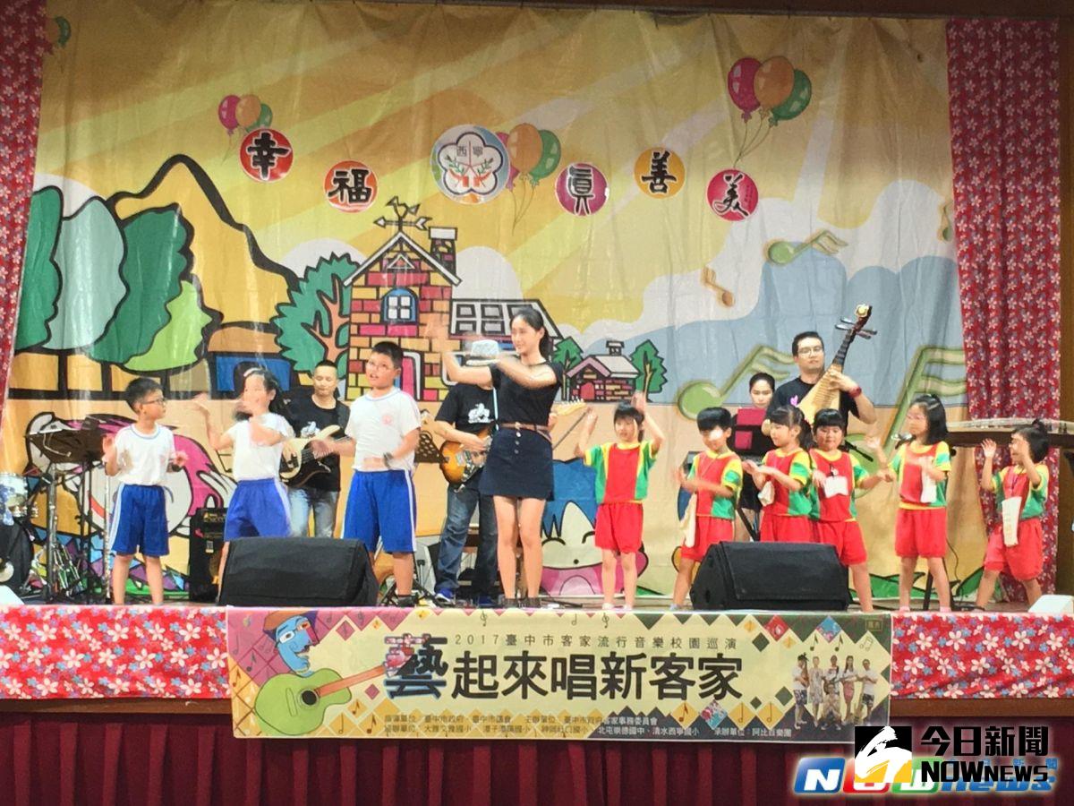 ▲。2017台中市客家流行音樂校園巡演，邀請「阿比百樂團」至各國中小演出。(圖/市府客委會提供2017.6.4)