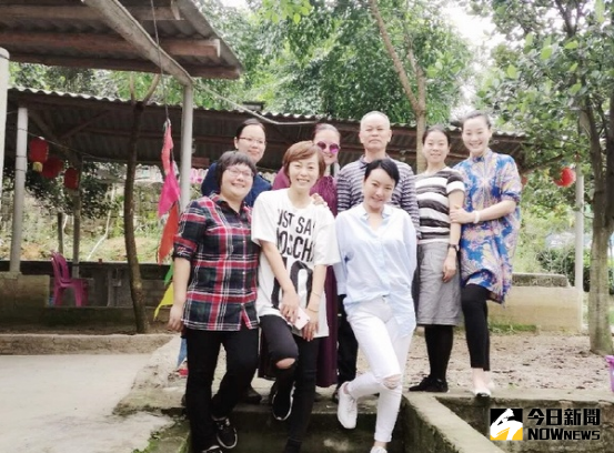 黃渤的妻子小歐，留著俏麗短髮顯得青春迷人（圖前排中著白衣者）。（圖／翻攝自網路）