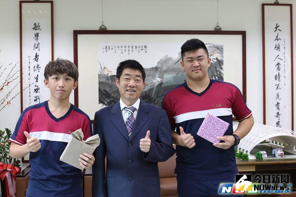 ▲慧燈中學校長吳松溪表揚兩位拾金不昧學生。（圖／記者李清貴翻攝,2017.6.14）