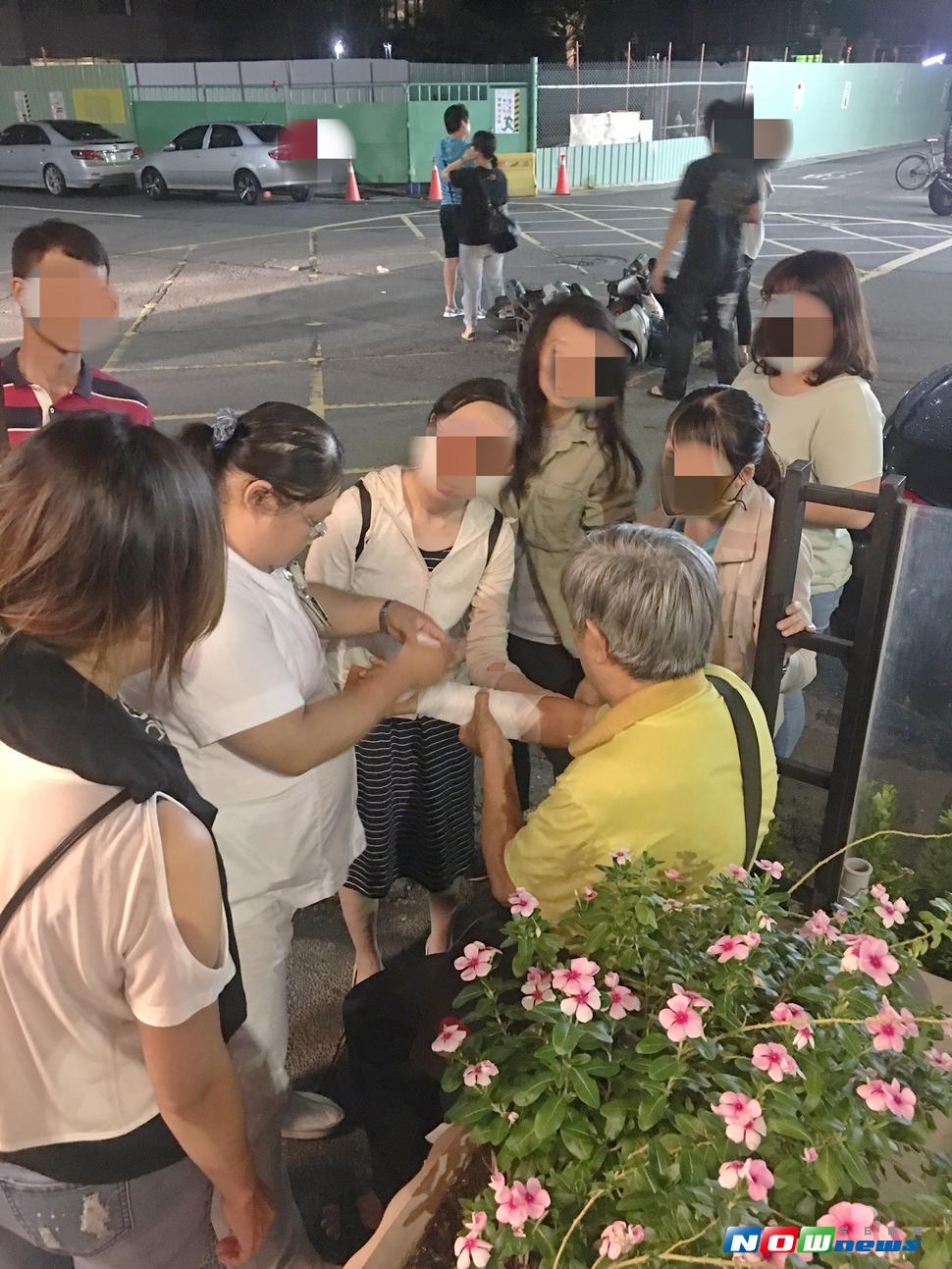 現場善心的護士與今日新聞記者即刻協助，圍觀的民眾表示「工作之餘不忘救人，這個社會真是太有愛心了…」！（圖／記者宋德威攝 , 2017.06.30）