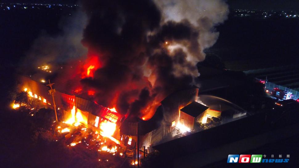 埔鹽鄉大新路烤漆工廠凌晨發生火警，烈燄狂衝雲霄相當驚人，消防人員救出一名輕微嗆傷女外勞，送醫後已無大礙。（圖／記者陳雅芳翻攝，2017.6.30）