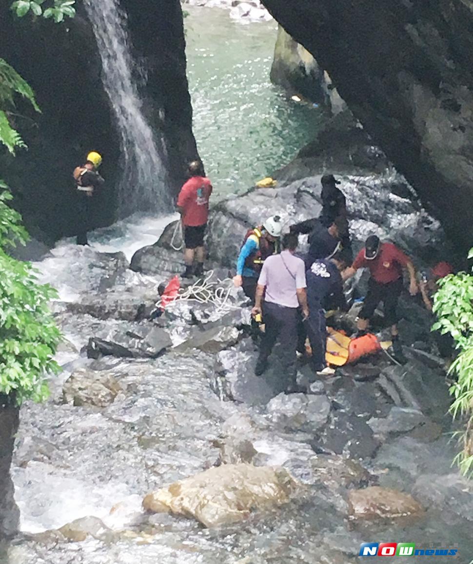 神山瀑布溺水的高苑科大莊姓學生，經消防人員搶救上岸已回天乏術。（圖／記者陳宗傑翻攝 , 2017.06.30）