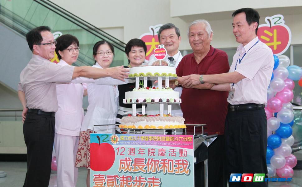 成大醫院斗六分院滿12歲，院長趙文元與長官們共同切下生日蛋糕。（圖／記者蘇榮泉攝，2017.06.30）