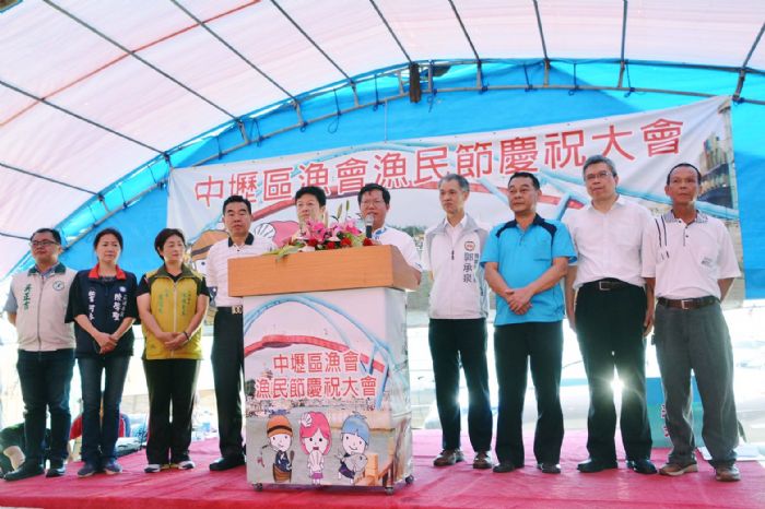 參加中壢區漁民節慶祝大會，鄭文燦承諾會積極建設永安漁港及新屋，讓新屋發展越來越好。（圖／桃園市政府提供 , 2017.06.30）