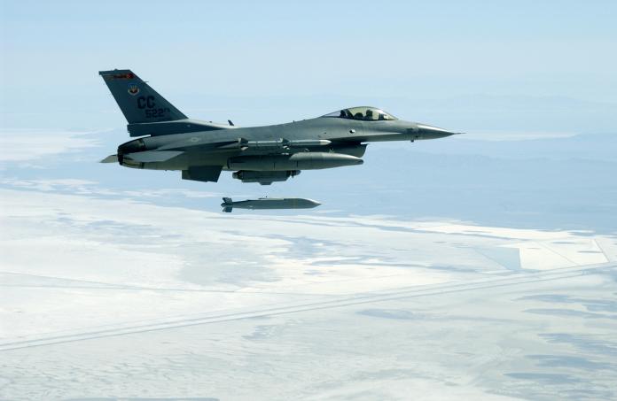 ▲美軍F-16戰機投擲AGM-154遠距遙攻精準彈藥(JSOW)（圖／美國空軍）