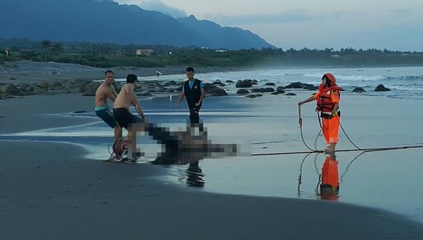 都蘭海灘見浮屍　衝浪客協助送上岸
