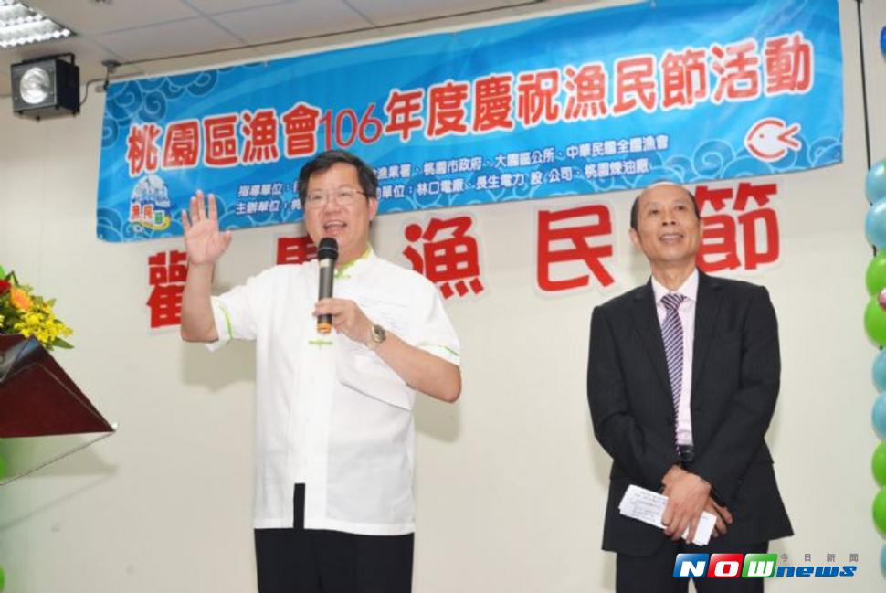 鄭文燦\\(左\\)說，竹圍漁港基礎建設計畫的第二期有4大工程，將打造竹圍漁港為桃園最好的觀光漁市。（圖／桃園市政府提供 , 2017.06.29）