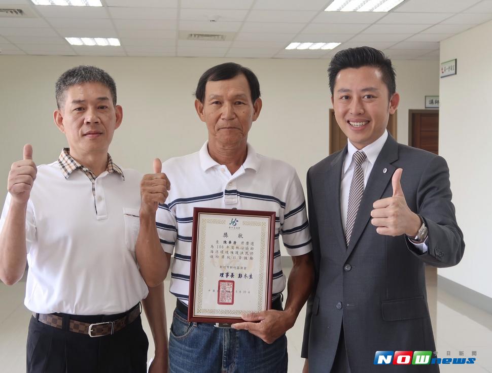 林智堅肯定老船長打撈海洋垃圾，組艦隊維護海洋生態。（圖／記者陳志偉攝，2017.06.29）