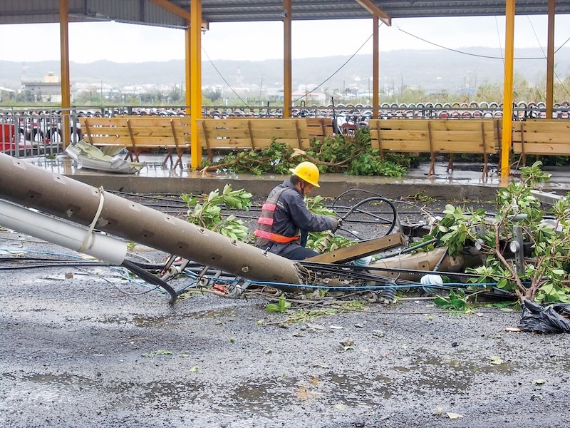 近年颱風一個比一個大，暴風豪雨造成樹木傾倒、土石流與地基流失，導致電線扯斷或電桿斷裂而停電，讓颱風停電災情屢創紀錄，台電因而開啟「強化配電線路防災韌性計畫」。（圖／台電提供）