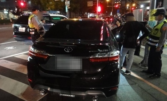 警方攔下陳姓和林姓車手的車，並意外偵破網路書店會員遭詐騙的案件。（圖／社會中心翻攝）