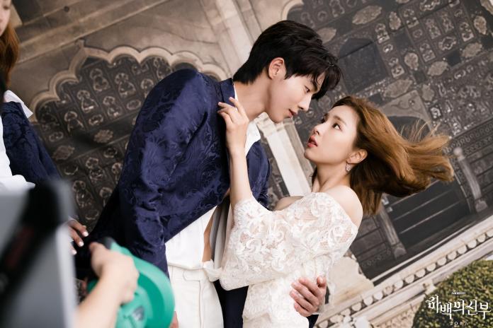 南柱赫（左）、申世景出演的《河伯的新娘2017》，視覺海報幕後照公開。（圖／翻攝自tvN臉書 , 2017.06.29）