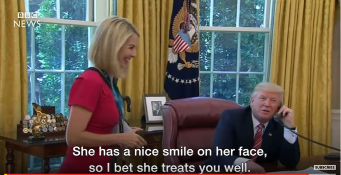 美國總統川普日致電恭賀新任愛爾蘭總理時，目光掃到1名女記者，馬上不理總理讚美女記者「笑容太美了。」（圖／翻攝自youtube）