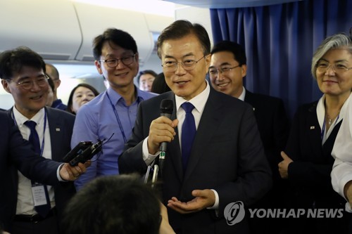6月28日下午，南韓總統文在寅在專機上回答記者提問。（圖／翻攝自韓聯社）