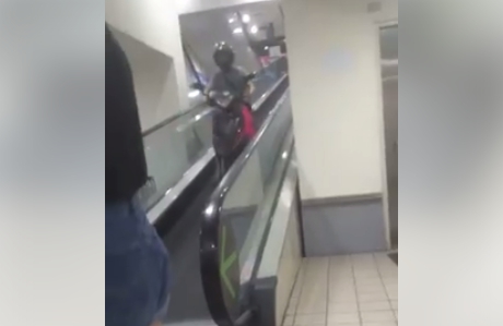 ▲狂騎士車騎進大賣場，手扶梯穿梭自如。（圖／翻攝自爆料公社）