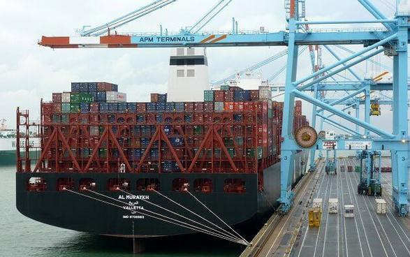 勒索病毒再次肆虐，影響全球航運系統，全球最大航運公司丹麥馬士基（Maersk）位於長灘市（Long Beach）的APM 碼頭已停止運作進入第二日。（圖／翻攝自網路）