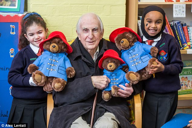 知名童書《柏靈頓熊》作者邁可．邦特27日過世，享年91歲。圖為他於2016年抱著柏靈頓熊玩偶與倫敦學童合影。（圖 / 翻攝自Daily Mail ）