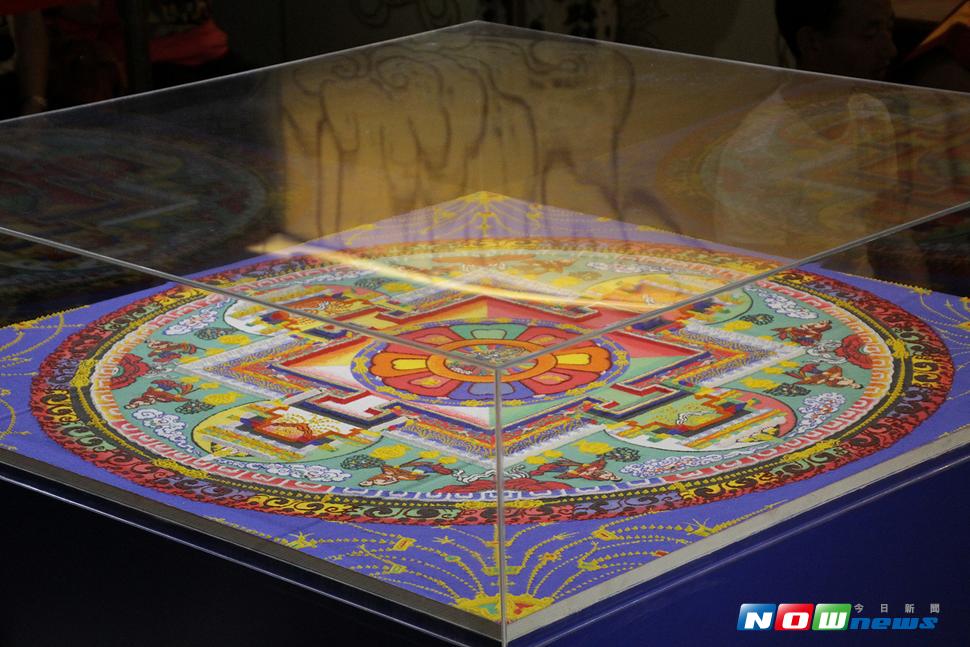 龍達上師率弟子飛抵台灣，進行首次觀音沙壇城繪製，完成長寬各120公分的千手千眼觀音沙壇城，並將永久保留在世界宗教博物館。（圖／世界宗教博物館提供）