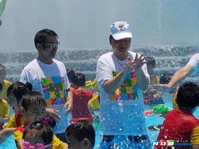 體驗童玩節「水迷宮」　小朋友向吳澤成噴水
