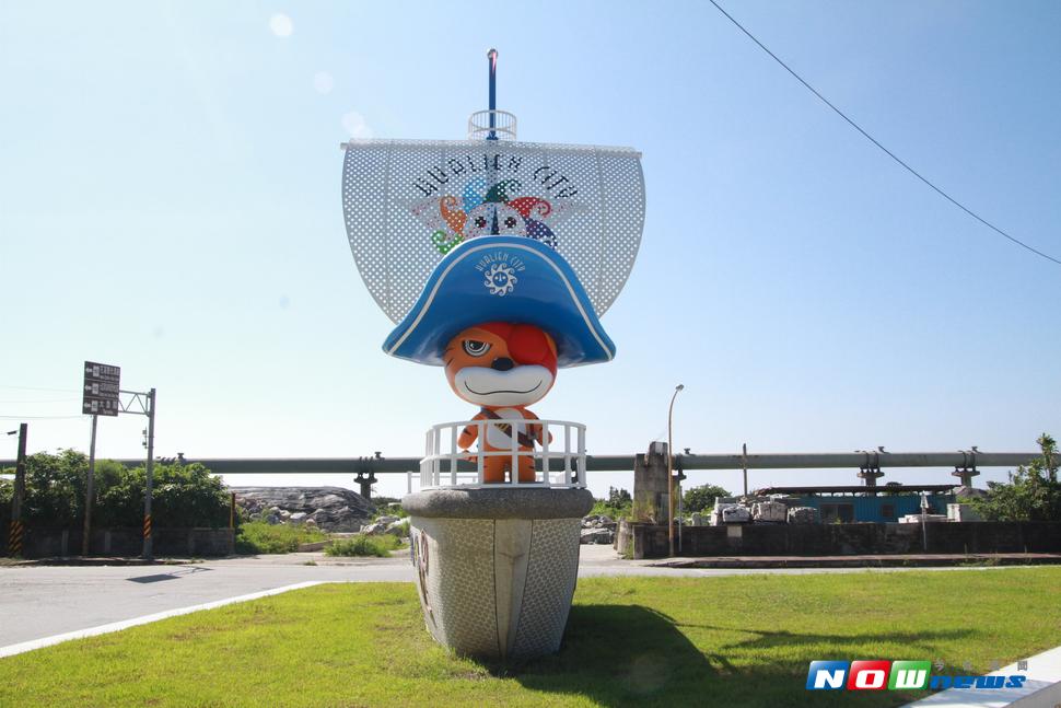 位在美崙工業區的虎克船長Q版生肖，造型相當吸睛，民眾前往拍照（圖／記者鄭志宏攝,2017.06.28）