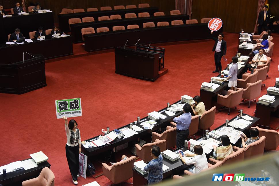 立法院臨時會，國、民兩黨針對教職員退休資遣撫卹條例進行表決。（圖／記者陳明安攝，2017.6.28）