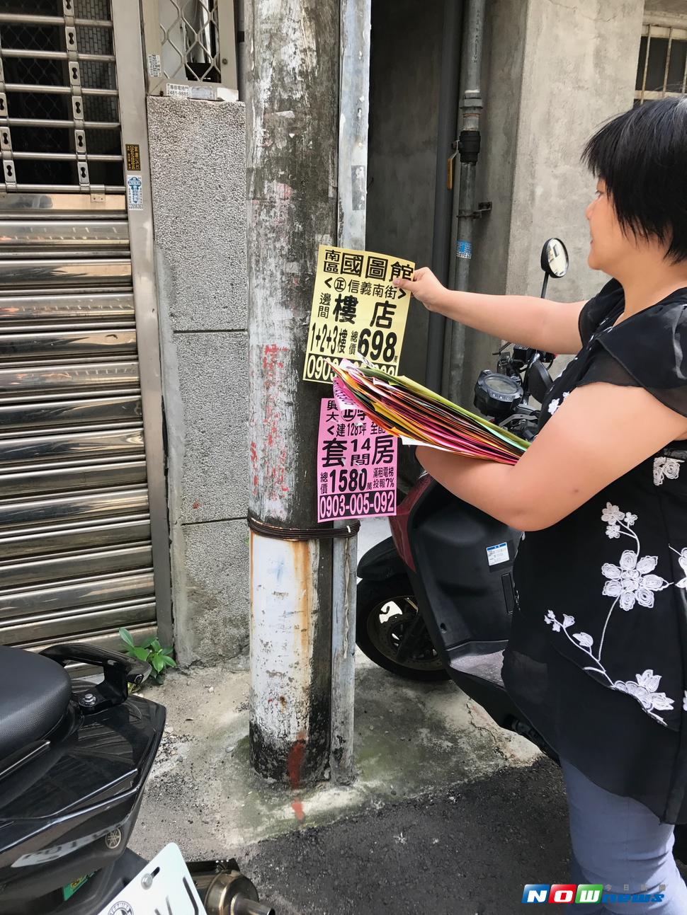 撕違規廣告物換禮券，兌換地點在環保局與11區清潔隊，民眾認為不便利，議員邱素貞建議廣設兌換地點。（圖／記者柳榮俊攝 , 2017.6.28）