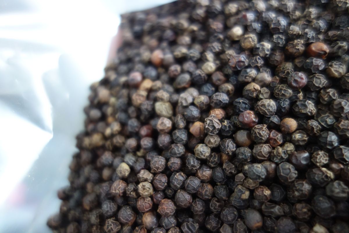 ▲小磨坊國際貿易股份有限公司自越南進口的一批「黑胡椒」檢出農藥殘留超標。（圖／食藥署提供）