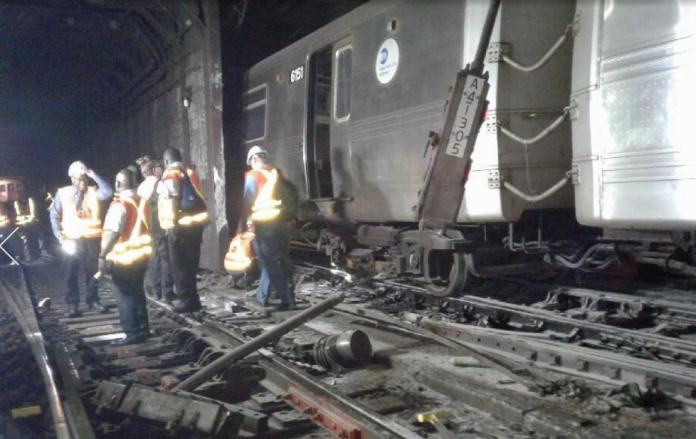 美國紐約在當地時間27日上午發生地鐵列車脫軌事故，造成34人受傷，數百人遭困超過1半小時。（圖／翻攝自nydailynews.com）