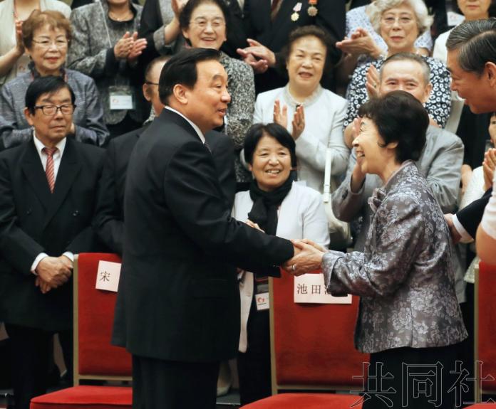 二戰後被遺留在中國、後返回日本的遺孤及其家人正在訪華，這約100人的團隊在27日於北京的人民大會堂與中國大陸代表會面。（圖／翻攝自共同社）