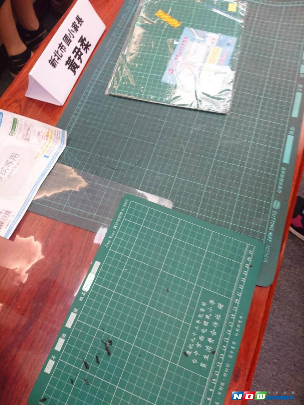 主婦聯盟說，目前無法靠產品外觀或觸感來判斷桌墊是否是以 PVC 製成，民眾還是要多注意產品包裝上的標示來分辨。（圖／記者邱紀維攝 , 2017.06.28）