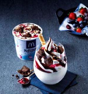 ▲麥當勞推出莓果布朗尼系列冰品，包括莓果布朗尼花聖代及莓果布朗尼冰炫風。（圖／麥當勞提供）